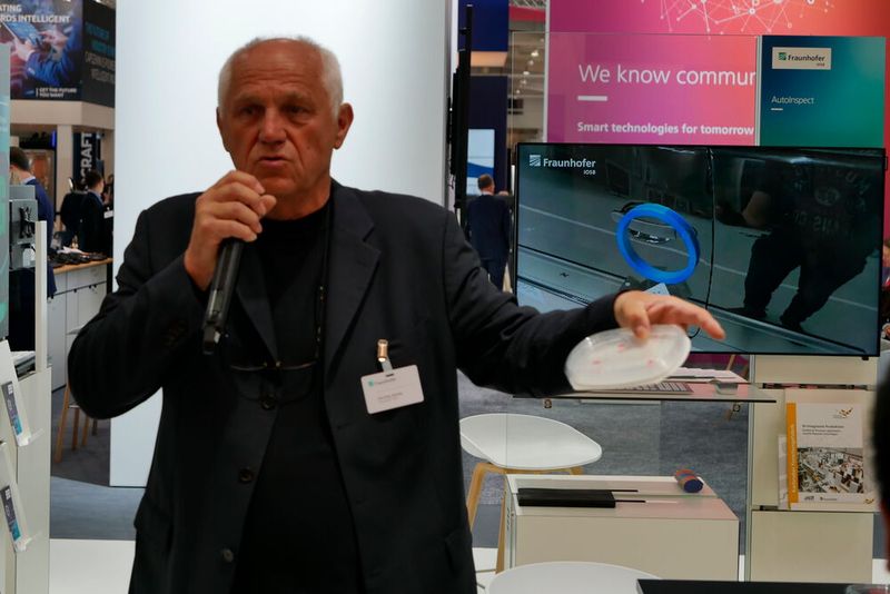 Das Fraunhofer Institut IOSB will mit einem neuen Projekt die Datenmenge bei der Qualitätsprüfung in der industriellen Fertigung verringern. Dafür verknüpfen die Forscher die Messwerte mit einer intelligenten Auswertung, die Fehler etwa im Lack eines Autos automatisch aufspüren kann.  (Bild: Sandro Kipar)