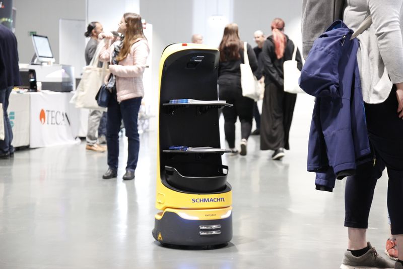 Ein autonomer Roboter von Schmachtl verteilt Prospekte auf dem Messegelände. Im Labor kann er zum Beispiel Proben transportieren.   Mehr Infos zu den kommenden LAB-SUPPLY-Messen finden Sie auf www.lab-supply.info.  (LABORPRAXIS, C. Lüttmann)