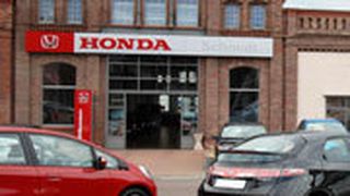 Das Auto- und Motorradhaus Schmidt ist in einem denkmalgeschützten Gebäude untergebracht, einer ehemaligen Fabrik. (Archiv: Vogel Business Media)