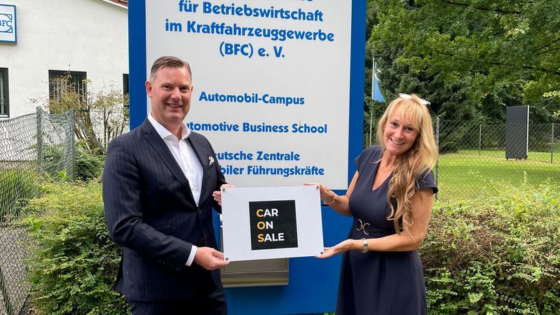Freuen sich über die neue Partnerschaft: Christian Hegel, Commercial Sales Director bei Caronsale, und BFC-Schulleiterin Sylvia Gerl.