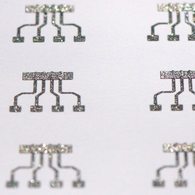 Nachhaltige Datenerfassung! Was man hier sieht, sind Magnetfeldsensoren. Die sind aber nicht auf üblichem Weg entstanden, sondern kommen aus dem Drucker. Am Helmholtz-Zentrum Dresden-Rosdorf weiß man, wie das geht. Nicht zuletzt seien sie auch noch recycelbar ... (Bild: Lin Guo)