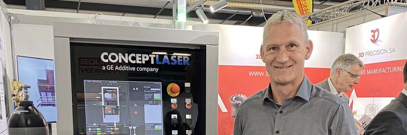Dominique Beuchat, directeur de 3D Précision SA, au SIAMS 2022. Dans ses mains, un implant fabriqué par l'entreprise. Dominique Beuchat, directeur de 3D Précision SA, au SIAMS 2022. Dans ses mains, un implant fabriqué par l'entreprise.