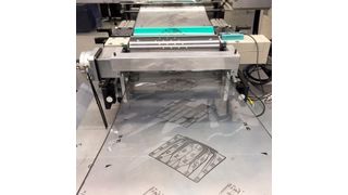 Endlosfolie mit gedruckten Biosensoren: Fraunhofer-Forscher haben ein günstiges Rolle-zu-Rolle-Verfahren mit Graphen entwickelt. (Bild: Fraunhofer IBMT)