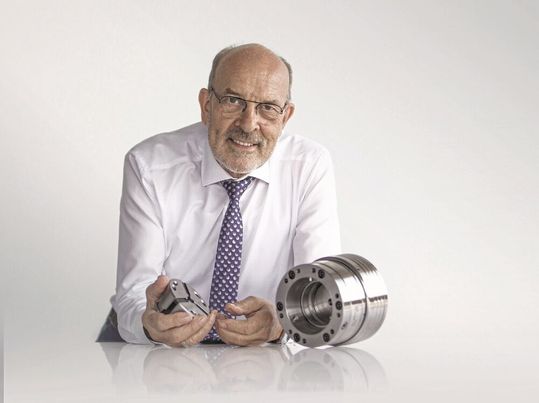 Gerhard Rall mit seiner ersten patentierten Erfindung, dem Spannfutter Spanntop.(Bild:  Hainbuch)