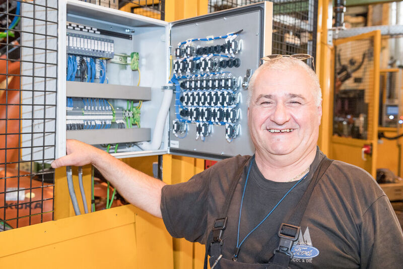 Christos Abatzis, Kolonnenführer der Elektriker im Einrichtungsbau bei Ford, freut sich, dass die Umrüstung reibungslos funktioniert hat. (Wago/PJ)