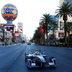 Der Formel-E-Rennbolide Spark-Renault SRT_01E: Spektakulärer Auftritt in den Straßen von Las Vegas.