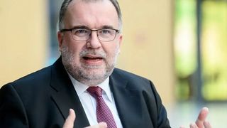 Siegfried Russwurm, Präsident des BDI, war bei der Kabinettsklausur in Meseberg zugegen. Jetzt fürchtet er wegen der dramatischen Energiepreisentwicklung, die Ihresgleichen in der Geschichte sucht, um die Existenz vieler Unternehmen. Hier mehr über die Lage und was man tun könnte. (Bild: BDI)