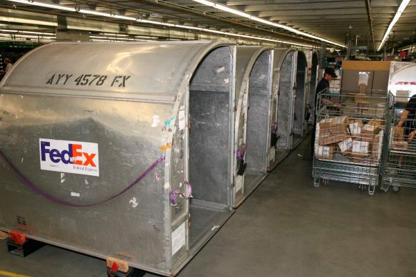 Fertig für den Versand per Flugzeug: Um das große Frachtaufkommen zu bewerkstelligen, arbeitet der Distributor schon seit Jahren eng mit FedEx, UPS und DHL zusammen. (Bild: Digi-Key)