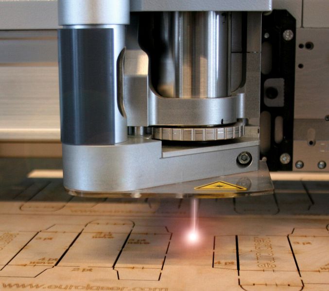 Bild 1: Der Laser findet seine Anwendungsgebiete in immer mehr Branchen. Auch in der Kunststoff verarbeitenden Industrie bietet er viele Möglichkeiten im Bereich Schneiden, Schweißen oder Gravieren. (Bild: Eurolaser)