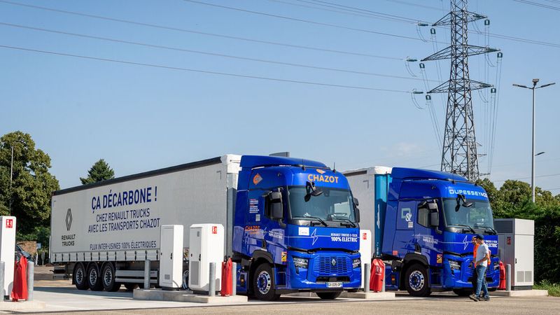 Renault Trucks setzt für den Transport von Achsen zwischen seinen Werken nahe Lyon und Bourg-en-Bresse fünf elektrisch angetriebene Lkw ein.(Bild:  Noel Bouchut/Renault Trucks)