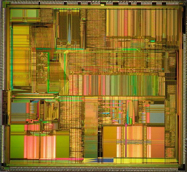 Die-Aufnahme eines P54C (100 MHz SX963), einem 1994 erschienenen Vertreter der ersten Pentium-Generation. (Bild: Intel Pentium P54C die / Pauli Rautakorpi / CC BY 3.0)
