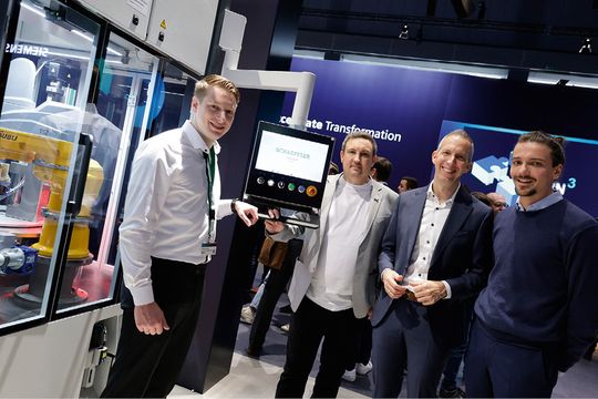 Erfolgreiche Co-Creation-Partner: Julius Bockamp und Stefan Gahabka von Schaeffler sowie Rainer Brehm und Erik Scepanski von Siemens (von links nach rechts)(Bild:  Siemens)
