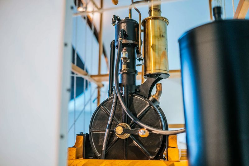 Detailansicht des Daimler Einzylindermotors „Standuhr“. (Fotosignatur der Mercedes-Benz Classic Archive: D816732 (Bild: © Mercedes-Benz AG)