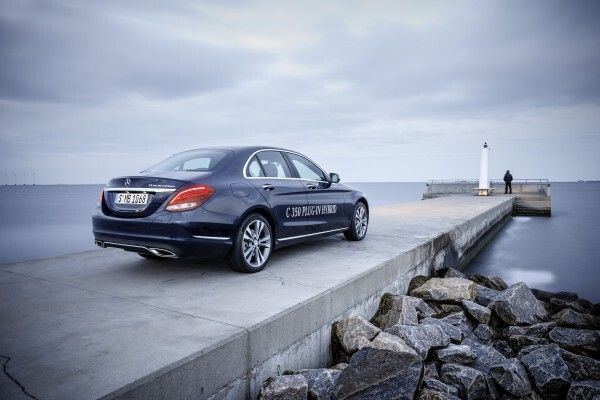 Der angekündigte Mittelklasse-Mercedes mit Hybridantrieb kommt nun als C 350 e auf den Markt und kann ab sofort bestellt werden (Bild: Daimler)