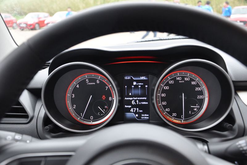 Den Normverbrauch für diese Variante gibt Suzuki mit 4,3 Litern an. Diesen Wert haben wir bei unserer Testfahrt verfehlt. Allerdings ging es zuvor auch teilweise steil bergauf, zudem war die Strecke mit Ampeln und Kreisverkehren gespickt. (Seyerlein / »kfz-betrieb«)