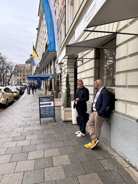 Können wir noch schnell eine Rauchen? fragt (l.) Thomas Witting den Francesco Dibartolo (n-able)  (Bild: Vogel IT-Medien)