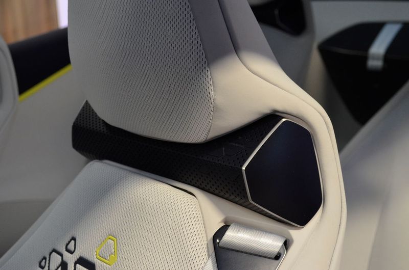 In die Nackenstütze sind herausnehmbare Boxen integriert.  (Bild: Rehberg / »kfz-betrieb«)