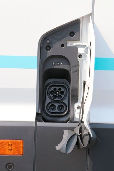 Wie bei konventionellen Transportern sind hinter der Tankklappe die Anschlüsse für die elektrische „Betankung“ angeordnet. (Klasing)