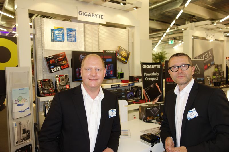 Ein Bauchladen voller toller Produkte gab es bei Michael Linden und Frank Bösser, Gigabyte. (Bild: IT-BUSINESS)