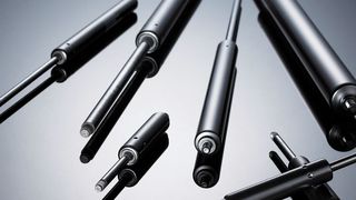 Gasfedern können mechanische Federn effektiv ersetzen, da sie mit extrem hohen Fülldrücken vorgeladen sind und nicht komprimiert werden müssen, bevor sie ihre hohen Kräfte zur Verfügung stellen. Der wichtigste Vorteil im Vergleich zu mechanischen Federn: Die Ausschubgeschwindigkeit kann gesteuert werden. (Suspa)