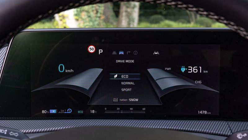 Klassische Rundinstrumente kann das digitale Kombiinstrument nicht anzeigen. (Bild: Kia)