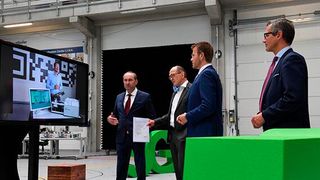 Staatsminister Aiwanger bei der Eröffnung des 5G-Bavaria-Testzentrums am Fraunhofer IIS. (Bild: Fraunhofer IIS/Peter Roggenthin)