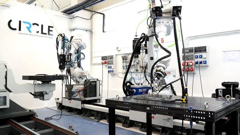 Lortek zeigt im Rahmen der Formnext 2026 die Plattform Digital AM Core für den verbesserten 3D-Druck mit Metall nebst einer Circle-Roboterzelle mit der man große Bauteile additiv fertigen kann. (Bild: Lortek)