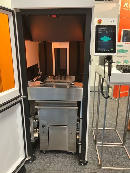 Eine PSLA-Anlage: Unten alt bewährte Technik der Sterolithographie und oben neue Belichtungstechnik. (Bild: VCG/Juliana Pfeiffer)