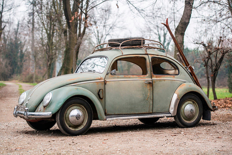 Volkswagens Käfer sind beliebte Sammlerobjekte – auch in weniger gutem Zustand. Zwei von ihnen haben sogar schon die magische Grenze von 100.000 Dollar (rund 95.000 Euro) geknackt. 50.000 bis 90.000 Euro gelten seit rund fünf Jahren als üblich. Dieser VW Typ 1 von 1952 erzielte bei Sotheby's 58.240 Euro, ... (Sotheby's)