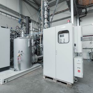 links und rechts: Johannes Neidel, Hillary Onyebuchi Onyishi (beide Fraunhofer Umsicht), Mitte: Natividad Jordan Escalona (RWE) an der Anlage in Niederaußem(Bild:  RWE)