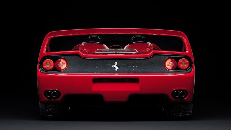 Nahezu jeder Pkw besitzt eine Schokoladenseite. Beim F50 ist es das Heck. (Bild: Ferrari)