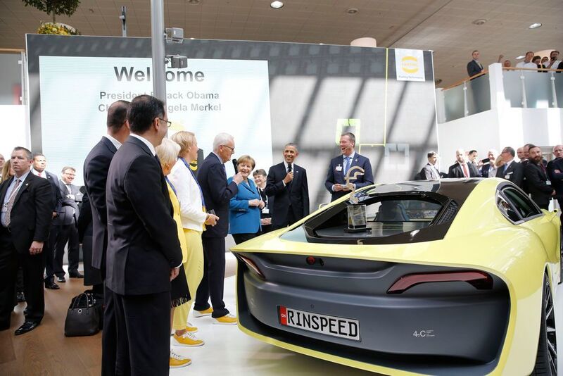 Unter anderem begutachteten Merkel und Obama das Concept Car „Ʃtos“ des Schweizer Unternehmens Rinspeed am Stand von Harting. Beide zeigten sich beeindruckt von dem  Design und der Technik des selbstfahrenden Automobils. (Bild: Rinspeed)