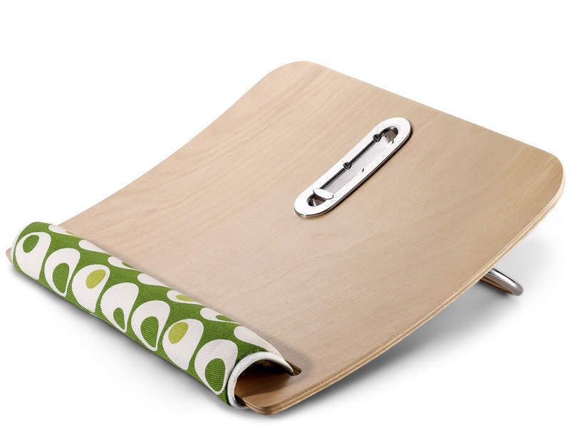 Der Notebook-Aufsteller Chair (C-HW01) fällt durch den Materialmix von Holz, Stahl und Stoff auf. (Archiv: Vogel Business Media)