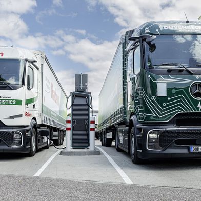 Für die Werkslogistik von Mercedes-Benz Trucks nutzen jetzt 14 Speditionen jeweils einen E-Actros 600. (Bild: Daimler Truck)