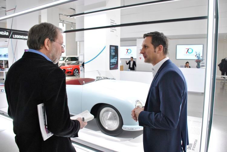 Kuno Werner (re.), Leiter der Porsche-Museumswerkstatt, erläutert Hintergünde und Details, wie es zum authentischen Nachbau des ersten Porsche kam. (Dominsky)
