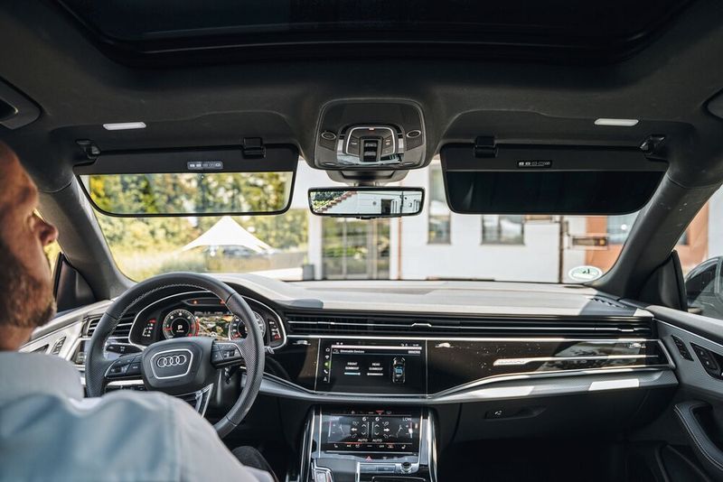 Dimmbare Sonnenblenden und automatisch abblendende oder digitale Spiegelsysteme können die Blendwirkung deutlich verringern. (Bild: Gentex)