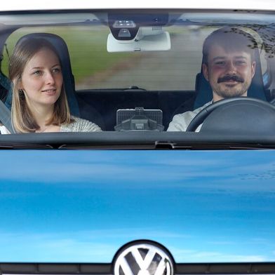 Viele Autofahrer verbinden mit ihrem ersten Auto besondere Gefühle und Erfahrungen (Bild: SP-X)