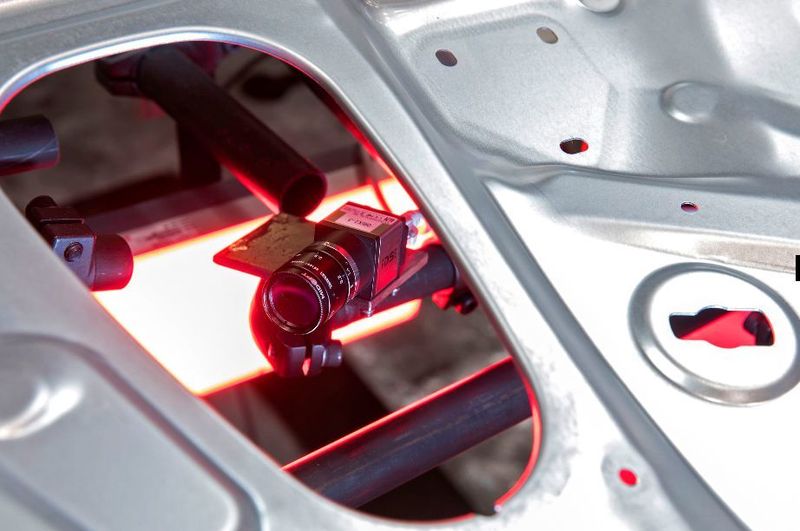 Als einer der ersten Automobilhersteller weltweit will Audi Machine Learning (ML) künftig in der Serienproduktion einsetzen. Die selbst entwickelte Software erkennt und markiert feinste Risse in Blechteilen – automatisiert, zuverlässig und in Sekundenschnelle. Mit dem Projekt fördert Audi Künstliche Intelligenz im Unternehmen und revolutioniert den Prüfprozess im Produktionsablauf. (Audi)