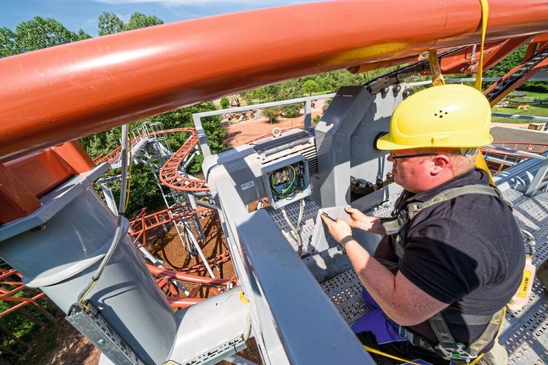 Jedes Fahrgeschäft beschäftigt die Mitarbeiter über mehrere Monate. Das reicht von den Simulationen am Computer über die Konstruktion bis hin zum Aufbau und zur Inbetriebnahme am Ort des Kunden. (Wolfram Scheible/Lapp)