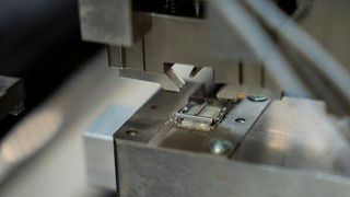 Klickt`s richtig? Blick in den vom Fraunhofer-IWU entwickelten Akustikprüfstand für Cherry-Computertastaturknöpfe. Die 100-Prozent-Prüfung lässt nur Cherry-Taster „durch“, die das typische Klickgeräusch entwickeln, das der Computer-, Notebook- oder Tablet-User gewohnt ist. (Cherry)