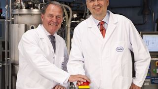 Abb. 1: Beim Einweihungsakt "TP-Expand", v.l.: Dr. Wolfgang Heubisch, Bayerischer Staatsminister für Wissenschaft, Forschung und Kunst mit Dr. Severin Schwan, Chief Executive Officer der Roche-Gruppe. (Bild. Roche) (Archiv: Vogel Business Media)