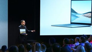 Panos Panay, Chief Product Officer bei Microsoft, präsentiert die neuen Surface-Modelle. Dazu zählen neben dem Laptop 3, den es nun auch im 15-Zoll-Format mit AMD-Prozessor gibt, gleich zwei Dual-Screen-Geräte. Das Neo mit einer neuen Windows-10-Version und das Duo mit Android. Beide kommen aber erst Ende 2020 auf den Markt. (Microsoft)