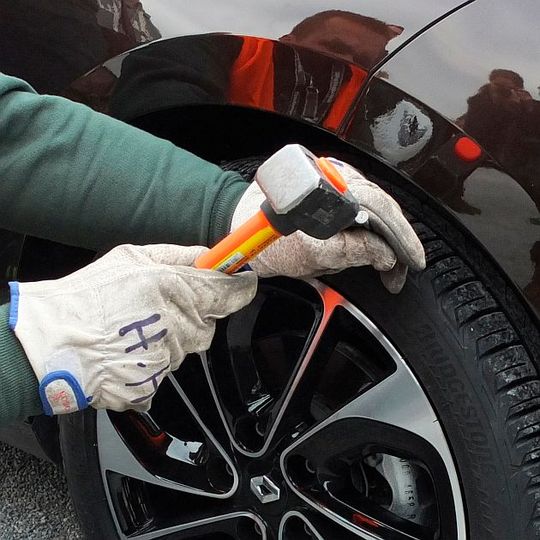 Plötzlicher Luftverlust stellt mit dem Driveguard-Reifen von Bridgestone keine Gefahr mehr dar. Plötzlicher Luftverlust stellt mit dem Driveguard-Reifen von Bridgestone keine Gefahr mehr dar.