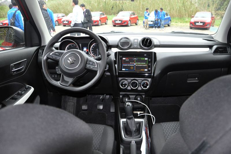 Innen präsentiert sich der Swift aufgeräumt und fahrerorientiert. (Seyerlein / »kfz-betrieb«)