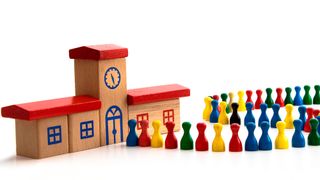 Die Digitalisierung von Behörden muss zügig voranschreiten, um Schlange stehen vor dem Amt zu vermeiden. (© womue - stock.adobe.com)