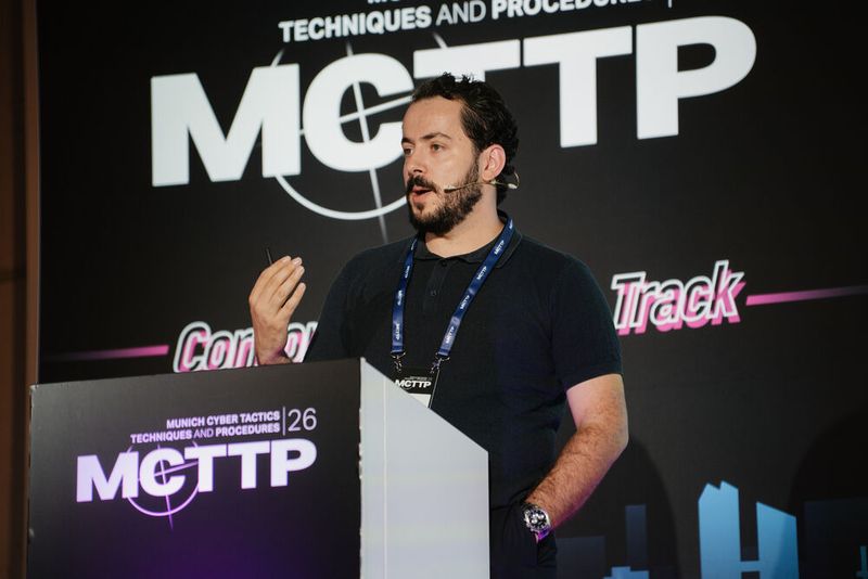 Danach teilten sich die Teilnehmenden in die zwei parallel laufenden Tracks auf. Auf der einen Bühne stand Erblind Morina... (Bild: Manuel Emme Fotografie)