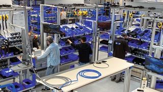 Die One-Piece-Flow Methode am deutschen Produktionsstandort der KNF Gruppe in Freiburg-Munzingen erhöht Mitarbeitermotivation und Produktivität gleichermaßen. (KNF)