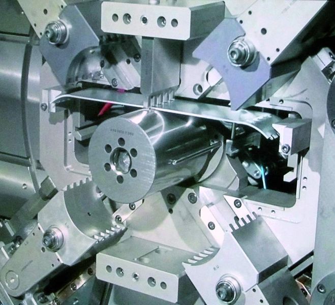 Neu und technisch faszinierend – das Universalwerkzeug, mit dem auch große Rundkörper aus Platinen gefertigt werden können. Das Werkzeug reicht für Großbuchsen ab 80 mm Innendurchmesser bis 150 mm Außendurchmesser. Vier Kniehebelaggregate machen die mit einem Clinchmechanismus versehenen Platinen rund. (Archiv: Vogel Business Media)