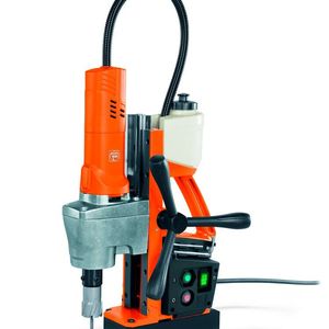 Je nach Lage der Dinge flexibel konfigurierbar: Die KBE 30 ist das günstige Einsteigermodell ins Magnet-Kernbohren. Ihr Vorschubrad kann je nach Arbeitssituation links oder rechts eingesetzt werden.