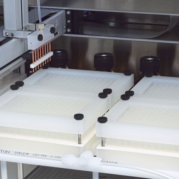 Abb. 3: Das Plattenmodul ermöglicht die parallele Synthese von bis zu 384 Peptiden in vier speziellen 96-well-Filterplatten im Synthesemaßstab von 1 bis 10 Mikromol. (Bild: CEM)